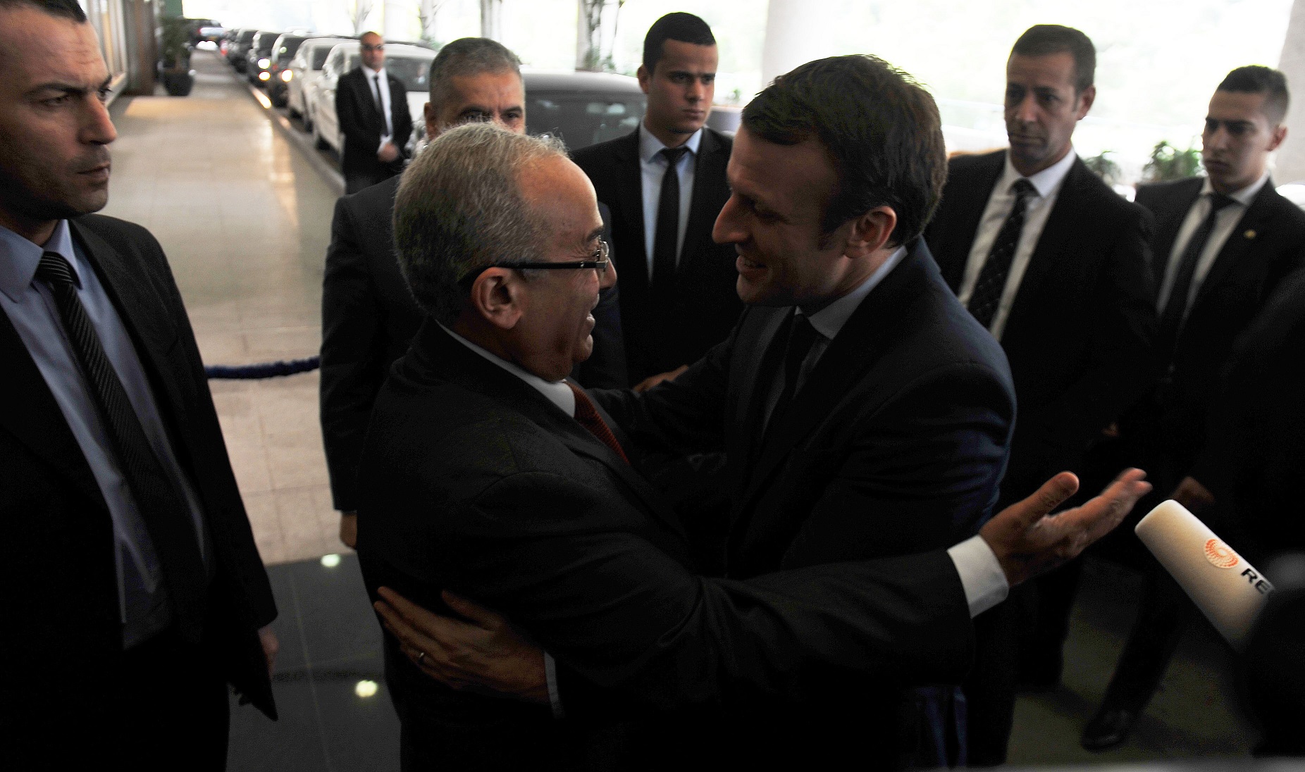 Emmanuel Macron a reçu un accueil chaleureux à Alger. Ici, avec Ramtane Lamamra. New Press